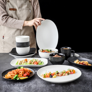 Plat et <span class=keywords><strong>assiette</strong></span> modernes ronds en <span class=keywords><strong>porcelaine</strong></span> <span class=keywords><strong>noire</strong></span> et blanche mats classiques assiettes à dîner en céramique pour la maison de restaurant - Product Image 2