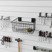 Zware, moderne, zwarte, ronde metalen wandmontage draadmand met pegboard haken voor gereedschap & garageopbergruimte
