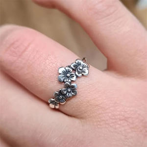 Anillo Plateado con Flor Q523, Anillo de Moda para Mujer, Estilo Lindo, Joyería de Regalo - Product Image 2