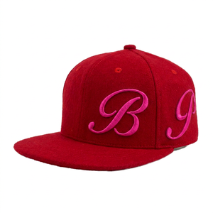 Casquette snapback rouge à 6 panneaux avec lettre B et P brodée verte sur le panneau avant, unisexe, style décontracté - Product Image 5