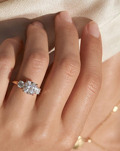 Bague de fiançailles en moissanite taille coussin 3,50 carats, or rose 14K, sertie à double griffe, bague à trois pierres, bague de demande en mariage, bague de mariée - Product Image 6