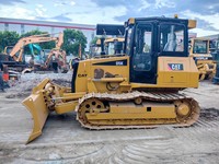 Bouteur sur chenilles CAT D5K jaune, équipement de construction, capacité de bulldozing de 2,2 m, moteur Cummins de 140 CV avec pompe