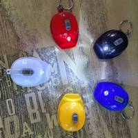 Mini lampe torche LED porte-clés en forme de casque de chantier avec fonction lumineuse, porte-clés fantaisie en forme de casque de sécurité