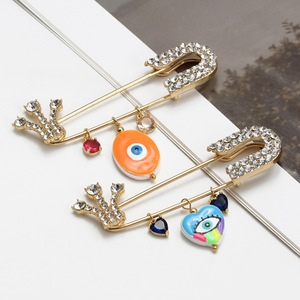 Kingcome New Simple Glass Fruit Diabo Olho Broche dos homens das mulheres Ornamento de Cristal Olhos do Mal Amor Coração Fivela Clipe Pinos - Product Image 3