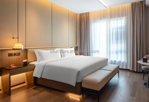 Ensemble de meubles de chambre à coucher contemporain pour hôtel 3 étoiles, taille personnalisable, cadre de lit en bois MDF avec panneau de tête de lit et tables de chevet - Product Image 5