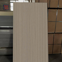 Panneau mural en OSB plaqué bois moderne et classique pour intérieur, design rainuré à grain de bois, solution de décoration graphique pour la maison