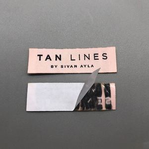 Etiqueta Tejida Personalizada de Marca de Ropa de Alta Calidad Hecha en Fábrica - Product Image 3