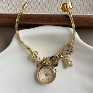 Montre à quartz de luxe pour femmes de haute qualité avec bracelet à breloques en cristal de fleur de diamant porte-bonheur de créateur de mode - Product Image 6