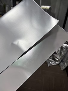 Feuille d'isolation thermique en tissu de fibre de verre avec feuille d'aluminium ignifuge de qualité construction pour l'isolation des toits et des murs - Product Image 5