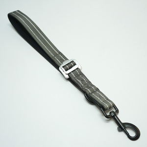 Laisse Courte Anti-Traction en Nylon Écologique avec Quincaillerie Métallique, Logo Couleur Personnalisé et Coutures Réfléchissantes pour la Promenade et l'Entraînement - Product Image 2