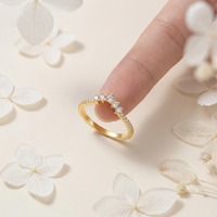 Vente en gros de bagues fines plaquées or 18 carats en argent sterling 925 avec zircone cubique, bande incurvée en forme de V, fournisseur de bijoux
