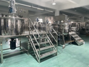 Équipement de production entièrement automatique pour crèmes, onguents, gels, sérums et toniques : Émulsifiant sous vide, homogénéisateur, cuve de mélange et dégazeur - Product Image 4