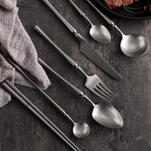 Juego de Cubiertos Vintage de Acero Inoxidable 304, Diseño Delgado, Acabado Antiguo, para Uso en Interiores y Exteriores, Incluye Cuchillo, Tenedor, Cuchara y Palillos - Product Image 2