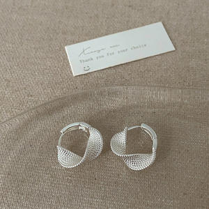 Pendientes modernos para mujer con hebilla de Metal de temperamento bonito, accesorios de oreja de aro de moda para fiestas, regalos de fiesta - Product Image 6