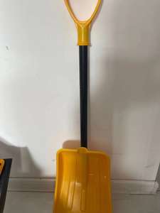 Mango de metal largo con agarre D, pala cuadrada de extracción de nieve con cabezal de plástico portátil 3 - Product Image 2