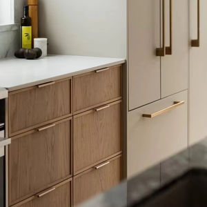 CBMMart Chêne blanc Slim Shaker Armoires de cuisine personnalisées avec clin d'œil en acier inoxydable - Product Image 1