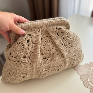 Borsa a tracolla di lusso beige all'uncinetto, fatta a mano, con motivo Granny Square, pochette a nuvola, elegante borsa da sera in maglia color nude - Product Image 2