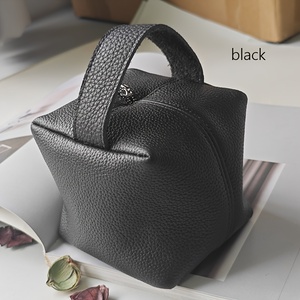 Sac à cosmétiques portable personnalisé en usine, en cuir PU de qualité supérieure, pochette à maquillage carrée, élégante et <span class=keywords><strong>minimaliste</strong></span>, organiseur de voyage pour cosmétiques - Product Image 3