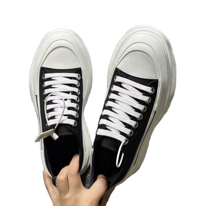 รองเท้าผ้าใบแฟชั่นสไตล์เกาหลีแบบคลาสสิกขายส่ง รองเท้าลำลองแบบผูกเชือกสำหรับผู้ชายและผู้หญิง ทำจากผ้ายีนส์ เหมาะสำหรับใส่เดินเล่นหรือเล่นกีฬา - Product Image 1