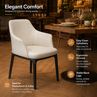 Fauteuil de salle à manger à accoudoirs inclinés, vinyle gris clair mat, dossier haut incurvé, couture centrale, pieds noirs effilés