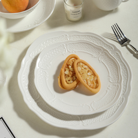 Ensemble de vaisselle en porcelaine blanche unie à motifs en relief minimaliste, comprenant un saladier, une assiette à soupe, une assiette à dîner de style français et une tasse