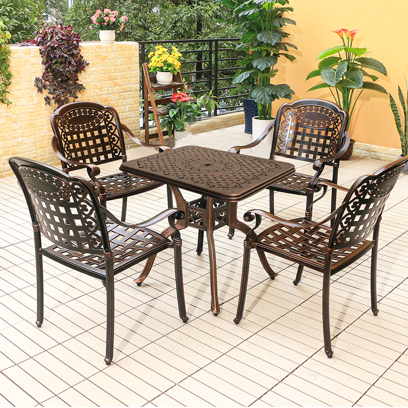 4 chaises + table carrée de 80cm