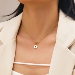สร้อยคอสแตนเลสสตีล18K พร้อมจี้รูปดอกไม้สไตล์ฝรั่งเศส - Product Image 4