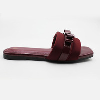 Été 2025 Casual Nouvelle mode simple intérieur et extérieur plat avec un mot sandales pour la vente en gros de chaussures pour femmes tendance concis