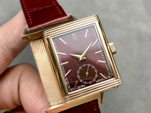 Montre Reverso classique avec cadran rouge, boîtier en or de luxe, bracelet en cuir, design rétro de luxe, montre personnalisée double face - Product Image 2