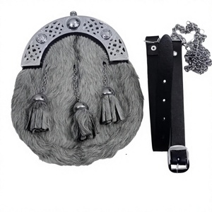 Este es un sporran de vestir de piel gris con un cantle de diseño celta cromado y tres borlas, acompañado de una correa de cuero y cadena. - Product Image 1