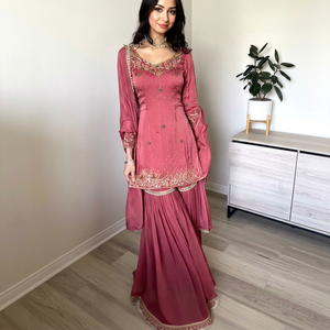 Robe de mariée traditionnelle indienne pakistanaise rose brodée pour femme, longueur ras du sol, coupe classique, avec travail doré, en polyester extensible - Product Image 1