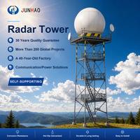 Tour radar avec radôme en PRV, tour de communication en treillis d'acier avec escalier en colimaçon et plateforme, mât de support d'antenne