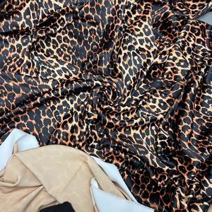 Vải in họa tiết báo đốm 180g 100% <span class=keywords><strong>polyester</strong></span>, mềm mại, quyến rũ, chất liệu satin như lụa, thích hợp cho đầm dạ hội, trang phục dự tiệc - Product Image 5