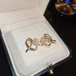 Orecchini a Perno con Fiocco in Oro 18K Massiccio, Cristalli e Strass con Incastonatura a Castone, Gioielli Unisex Minimalisti per Uso Quotidiano - Product Image 4