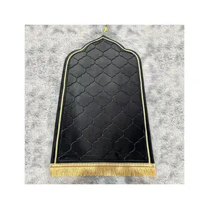 Wholesale Best Travel Portable Islamic Prayer Rug Worship Rug Tassel Decoration Black Muslim Prayer Mat Muslim Prayer Carpet