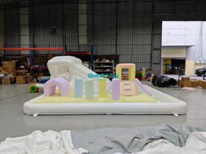 Castello Gonfiabile Bianco Pastello con Doppio Scivolo e Piscina di Palline per Noleggio Feste e Parco Giochi per Bambini - Product Image 2