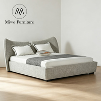 Lit moderne de luxe rembourré en tissu blanc, cadre de lit double avec tête de lit incurvée unique, meubles de chambre à coucher taille King Queen