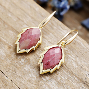 Pendientes colgantes de lapislázuli azul con engaste en tono dorado para uso diario - Product Image 4