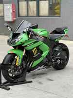 Moto Kawasaki ZX-10R haute performance, 4 cylindres en ligne, refroidissement liquide, puissante, idéale pour les pilotes expérimentés sur les courses en circuit