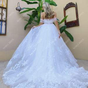 Abito da Sposa Noble Bride Ultimo Modello con Spalle Scoperte in Pizzo e Tulle con Lungo Mantello 2024 - Product Image 1