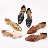 Sandales plates d'été pour femmes, nouveau style 2026, tissées, ajourées, à fermeture à bouton unique, respirantes, en PU, chaussures romaines tendance pour les vacances