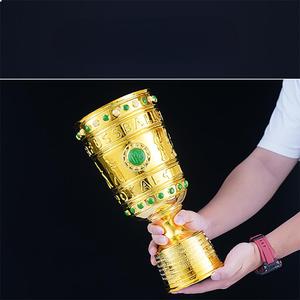 Trophée de football personnalisé en or, coupe de champion avec incrustation de <span class=keywords><strong>pierre</strong></span> verte, design orné, base en métal poli, récompense sportive pour les vainqueurs - Product Image 2