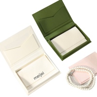 Boîte cadeau de luxe en carton pour bijoux avec pochette en microfibre et fente pour carte de remerciement, fermeture magnétique universelle, vente en gros personnalisée