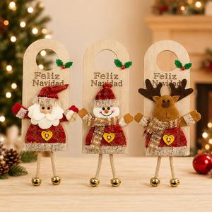 Décoration de Noël à suspendre pour la maison et les fêtes : Pendentif de porte en bois avec rennes, Père Noël et bonhomme de neige, motif Joyeux Noël - Product Image 1