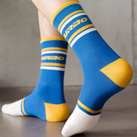 Vente en gros de chaussettes de sport de haute qualité pour hommes Basketball Logo Design Chaussettes de sport personnalisées