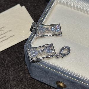 Pendentif en argent pur S925 en forme de sablier avec un style antique, vintage, mode, luxe léger, style rétro simple, incrusté de zircon - Product Image 3