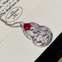 DEZYVIA Collier en Acier Inoxydable Plaqué Platine avec Zircone Cubique, Pendentif Géométrique Porte-Bonheur, Sertissage Griffe, Chaîne à Maillons Romantique Troisième
