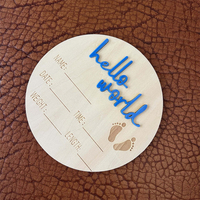 Bonjour monde naissance annonce signe moderne bois gravé plaque ronde bébé jalons carte