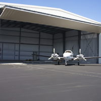 Hangar d'avion préfabriqué en structure métallique à grande portée 70x80m, à assemblage rapide, pour le stationnement et le stockage d'avions de grande taille