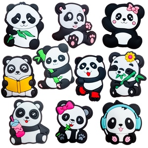 Chaussures <span class=keywords><strong>de</strong></span> sabot <span class=keywords><strong>de</strong></span> <span class=keywords><strong>jardin</strong></span> en PVC sur le thème du panda du fabricant en caoutchouc souple avec <span class=keywords><strong>de</strong></span> charmantes breloques <span class=keywords><strong>de</strong></span> sabots - Product Image 1